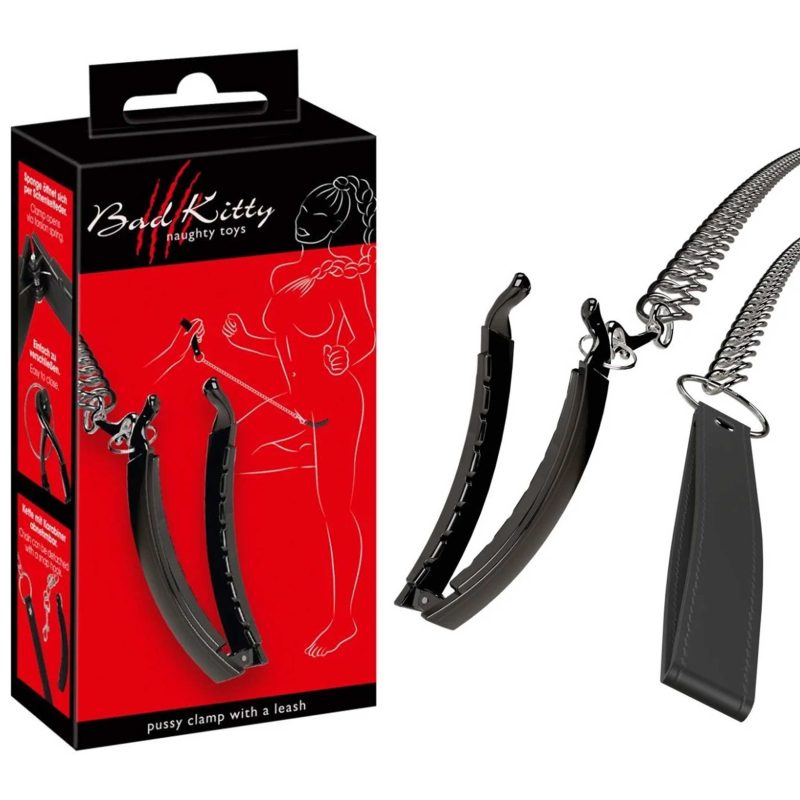 Clema pentru labii Pussy Clamp Bad Kitty, 11 cm, cu lesa detasabila 85,5 cm, forma anatomica, imitatie piele si metal